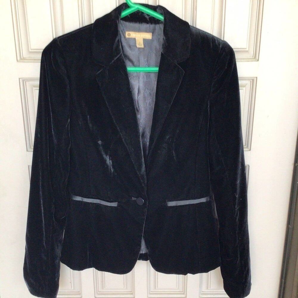 Limited Edition velvet blazer ladies size Two notched collar beautiful find...